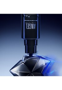 Svart glass parfymeflaske formet som en stjerne, med en teksturert overflate og en blank finish, utstyrt med et svart lokk og blå aksentbelysning.