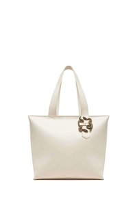 Borsa tote color crema realizzata in materiale liscio, con un distintivo accento in metallo dorato a forma di serpente e due manici robusti.