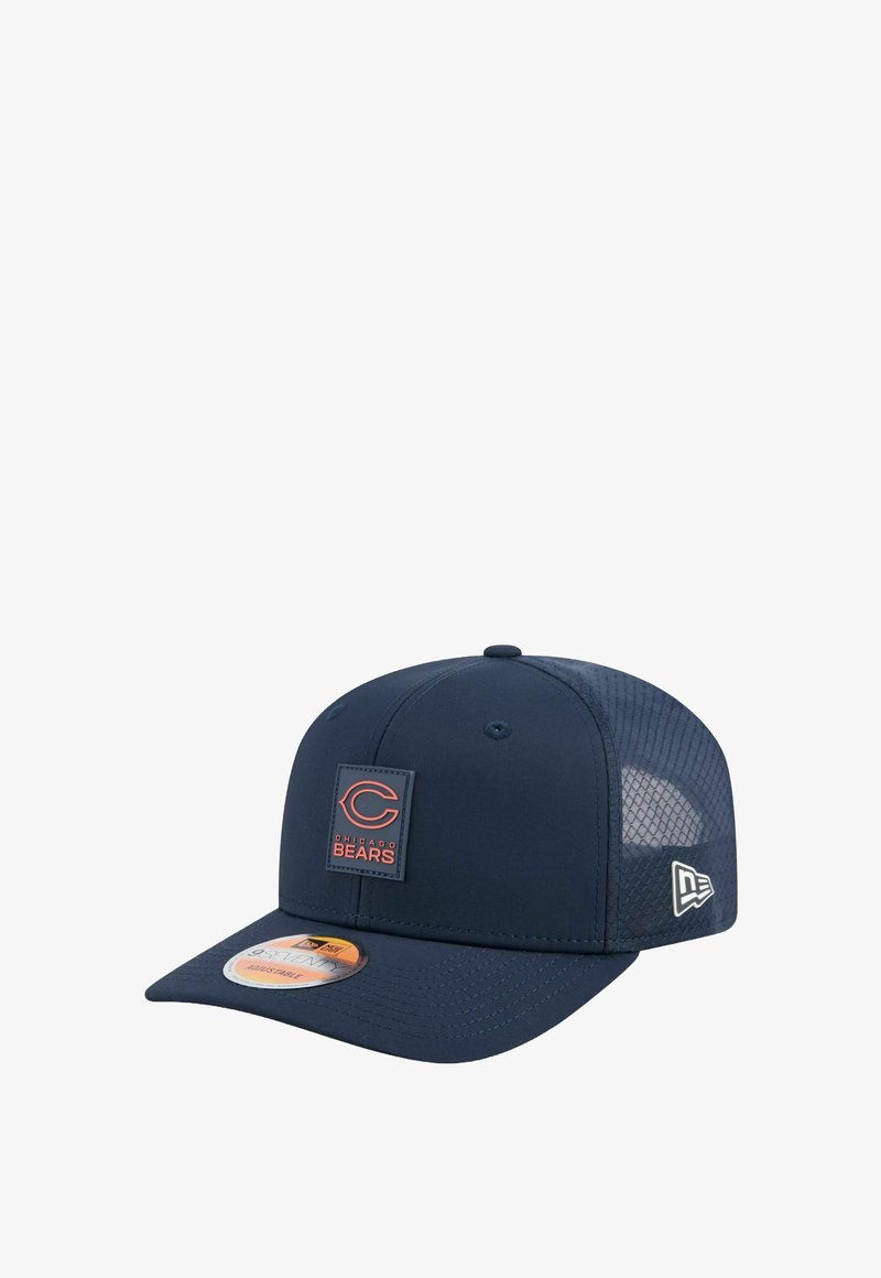 Casquette de baseball bleue marine avec un dos en maille, présentant un patch logo carré avec l'inscription "Chicago Bears" en orange. Sangle réglable et visière plate.
