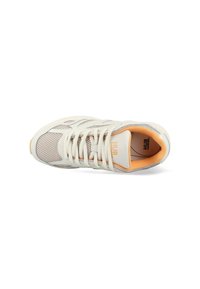 Hellbeige Sneaker mit Mesh-Obermaterial, weißem Schnürverschluss und orangefarbigem Innenfutter. Verfügt über graue Akzente und eine Gummisohle.
