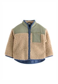 Fleecejack met een beige lijf; olijfgroene bovenkant en borstzak. Voorzien van een blauwe binnenvoering en een opstaande kraag. Ritssluiting.