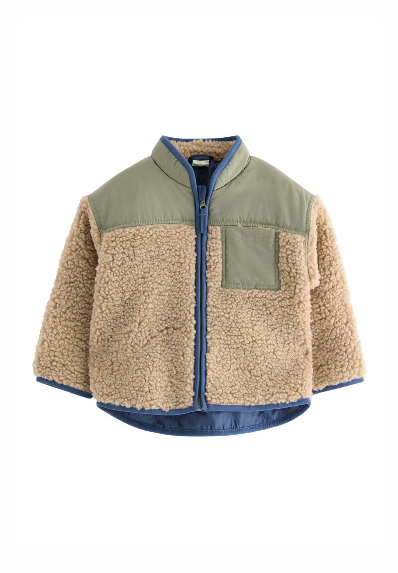 Fleecejack met een beige lijf; olijfgroene bovenkant en borstzak. Voorzien van een blauwe binnenvoering en een opstaande kraag. Ritssluiting.