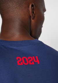 Nike Performance PARIS ST GERMAIN NIKE ICONIC AWAY TEE - Majica kratkih rukava s printom - midnight navy