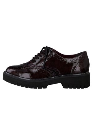 Bordeaux gepatineerde leren brogue schoen met geperforeerde details, verhoogde neus en dikke zwarte zool. Heeft ronde veters en een gladde textuur.