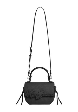 Černá kožená crossbody taška s horním držadlem, nastavitelným dlouhým popruhem a embosovaným kurzívním logem na předním klopě.