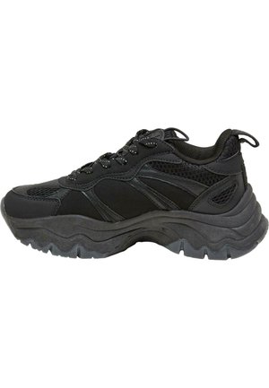 Czarny sportowy sneaker z grubą, wytrzymałą podeszwą, cholewką z siateczki i materiału syntetycznego, sznurowanym zapięciem oraz wyściełanym kołnierzem z pętlą na pięcie.