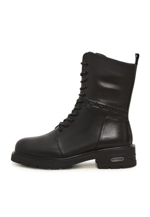 Botine din piele neagră, cu șireturi, la gleznă, cu vârf rotund, accente texturate și o talpă rezistentă, având detalii hardware distincte pe lateral.