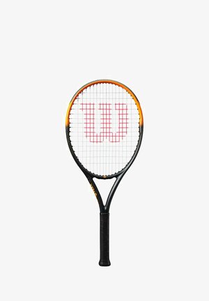 Raqueta de tenis negra y naranja con cabeza redonda, que presenta un patrón de cuerdas blanco y un prominente logo rojo "W" en las cuerdas.