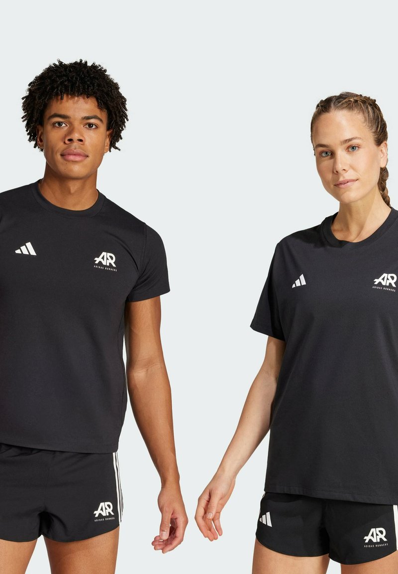 Svarta atletiska t-shirts och shorts tillverkade av andningsbart material, med vita logotyper och kontrasterande ränder för en sportig look.