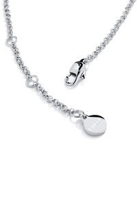 Silverkedja med hummerlås, med ett runt hängsmycke graverat med "Furla." Slät metall yta, minimalistisk design.