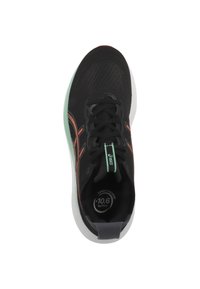 Chaussure de sport noire avec une tige en maille, accents orange et turquoise, et semelle blanche. Dispose de lacets et d'un col rembourré pour le confort.