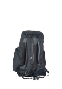Mochila gris oscuro con correas de malla acolchadas, tapa superior, bolsillos laterales y hebillas ajustables. Tejido texturizado para mayor durabilidad y transpirabilidad.