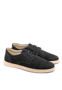 Scarpe in camoscio nero con design perforato, chiusura con lacci, suola in gomma chiara e dettagli di cucitura a contrasto.