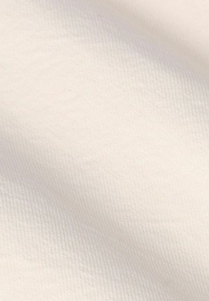 Gros plan sur un tissu lisse beige clair avec une texture de tissage diagonal fin et un ombrage subtil.