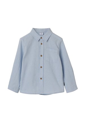 Lyseblå langærmet toddler-skjorte med tynde hvide lodrette striber, brune knapper foran og en brystlomme på venstre side.