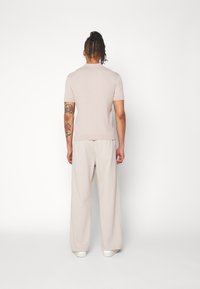 adidas Originals PREMIUM ESSENTIALS - Pantaloni sportivi - beige