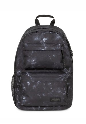 Czarny plecak w wzór tie-dye z dwoma przednimi kieszeniami na suwak, siatkową kieszenią boczną i górnym uchwytem do przenoszenia.