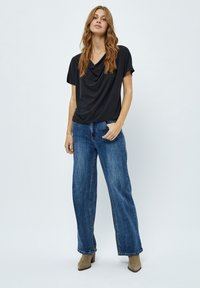 Desires DEAMALIA SHORT SLEEVE DRAPE T-SHIRT. - Základné tričko - black