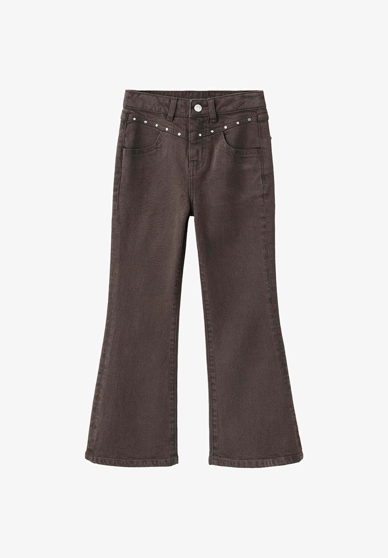 Pantalon évasé marron foncé avec poches avant, passants de ceinture et petits clous argentés en forme de chevron au-dessus des poches.