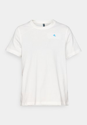 Maglietta bianca in cotone a maniche corte, con collo tondo e un piccolo logo blu a forma di triangolo nella parte anteriore sinistra. Tessuto morbido, vestibilità standard.