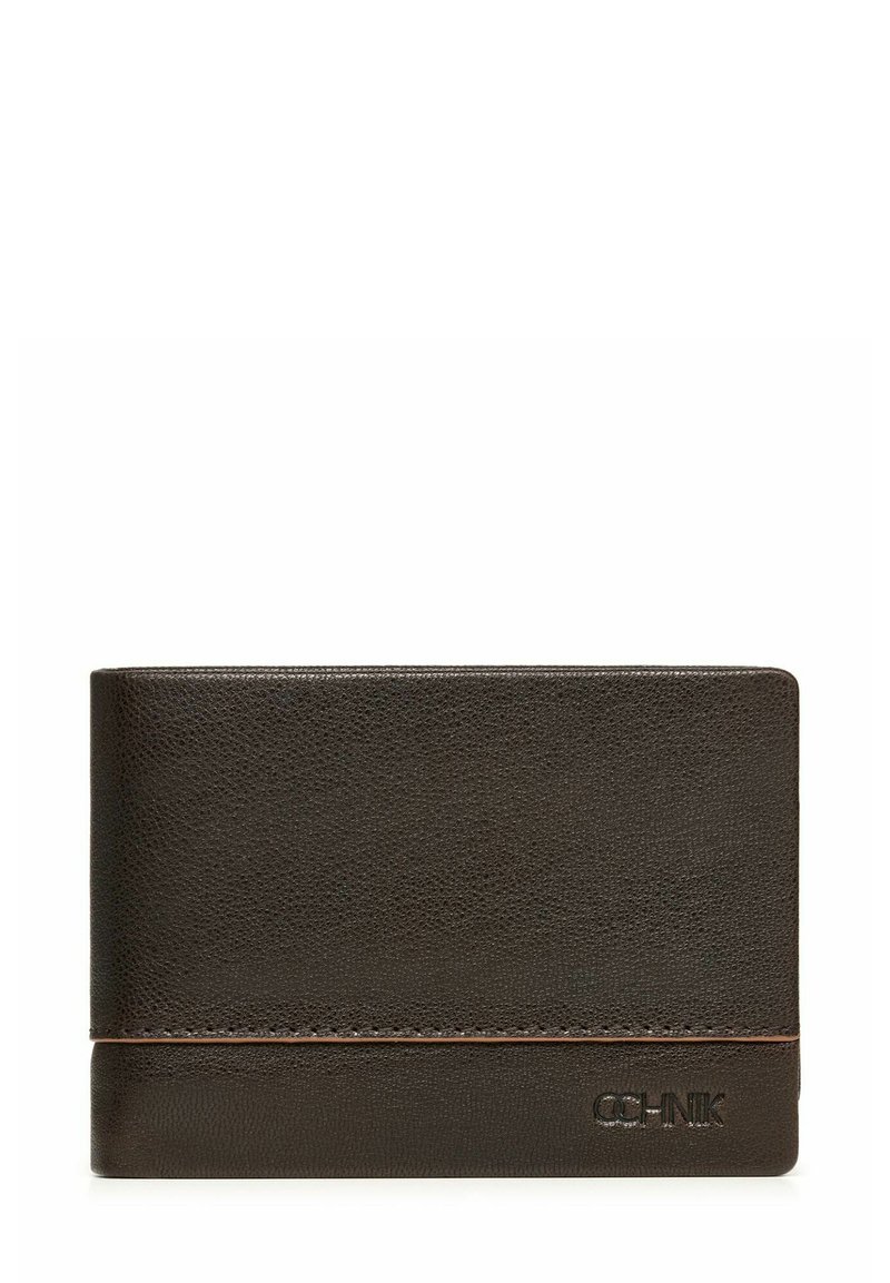 Brązowy skórzany portfel o chropowatej powierzchni, smukłym designie i przeszyciu z wytłoczonym logo w prawym dolnym rogu.