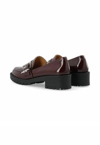 Glanzende bordeauxleren loafers met een vierkante neus, zilveren hardware-details en een chunky zwarte hak met een gestructureerde zool.