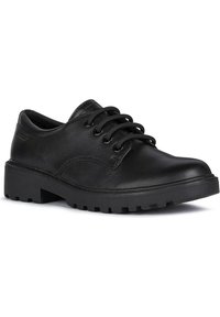 Scarpa in pelle nera con punta arrotondata, design con lacci e suola imbottita. Presenta dettagli testurizzati e una suola robusta per una buona presa.