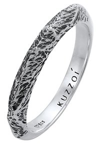 Anello in argento con superficie texturizzata nera e argento. Presenta un design a onde sottili, contrassegnato con "KUZZOI" e "925" per autenticità.