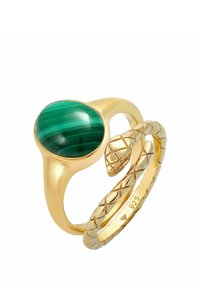 Guld ring med en stor grøn malakit sten med vandrette striber og et snoet slange design i bæltet, mærket 925.