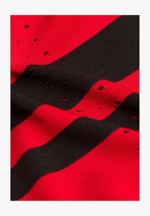 Rot-schwarz gestreifter Strickstoff mit mehreren kleinen Löchern, die über die Oberfläche verteilt sind.