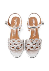 Sandali con tacco argento con una fascia testurizzata e decorata caratterizzata da motivi ritagliati e piccole perline. Soletta marrone con dettaglio del logo.