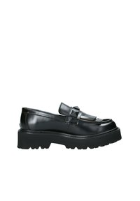 Mocasines de charol negro con una suela de goma gruesa, que presentan una correa decorativa y un detalle de acento cuadrado. Acabado suave y brillante.