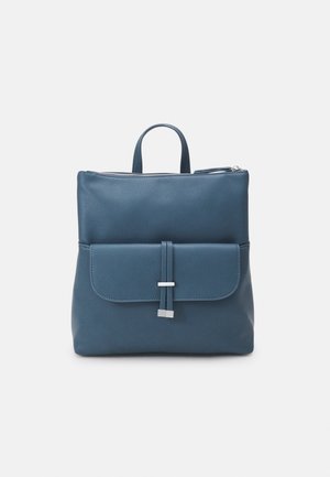 Sac à dos en cuir bleu avec un dessus à fermeture éclair, une poche avant sous rabat, des accents en quincaillerie argentée et une poignée supérieure pour le transport. Texture lisse.