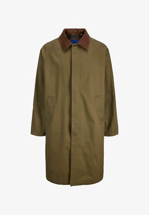 Manteau vert olive avec col en cuir suédé marron, fermeture à boutons sur le devant et deux poches latérales ; présente une coupe droite et un design mi-long.