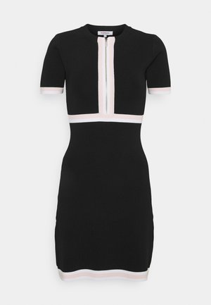 Robe ajustée noire en matière côtelée, avec manches courtes, une fermeture éclair verticale, et des bandes roses en accent au col et à l'ourlet.