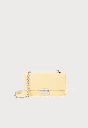 Borsa gialla trapuntata in materiale sintetico, con chiusura e tracolla in catena argentata, di forma rettangolare e design minimalista.