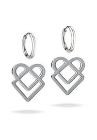 Silberne Creolen weisen ein Herzdesign mit ineinandergreifenden Formen auf und zeigen eine glatte Oberfläche sowie geometrische Muster.