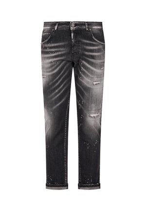 Czarne wypłowiałe dżinsy z przetarciami, plamami farby, przednimi kieszeniami, zapięciem na guziki i podwiniętymi nogawkami.