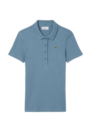 Polo shirt blu ribbed con colletto, placca con tre bottoni e un piccolo logo verde sul lato sinistro del petto. Maniche corte.