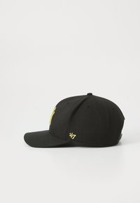 Gorra negra con visera curva, que presenta un logo amarillo bordado en la parte delantera y lateral, hecha de un tejido con una textura suave.