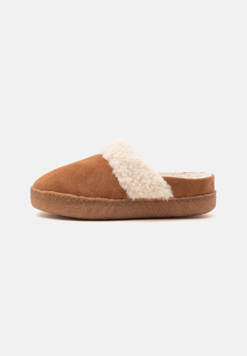Chausson marron à enfiler avec une semelle épaisse et une bordure blanche duveteuse, conçu pour le confort et la chaleur intérieure.