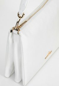 Borsa a spalla in pelle bianca texturizzata con zip e hardware dorati. Presenta un design snello e una chiusura con zip per maggiore sicurezza.