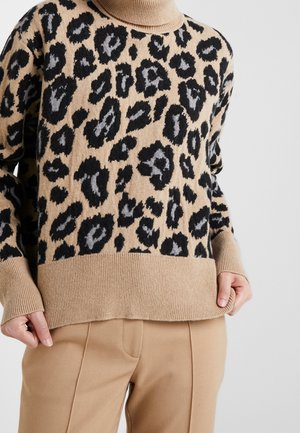 Beige neule, jossa on musta-harmaa leopardikuvio, ribattu kaulus ja hihansuut, rento istuvuus ja kiinteä beige helma.