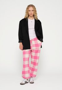 10DAYS BAR JOGGER FOAM CHECK - Pantaloni sportivi - bright pink