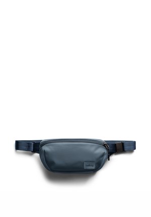 Bauchtasche in Dunkelblau, hergestellt aus glattem, wasserabweisendem Material. Verfügt über einen Reißverschluss und einen verstellbaren Riemen für einen sicheren Sitz.