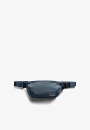 Sac banane bleu foncé, fabriqué en matériau lisse et résistant à l'eau. Dispose d'une fermeture éclair et d'une sangle réglable pour un ajustement sécurisé.