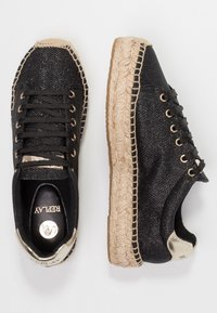 Baskets espadrilles à lacets en tissu noir pailleté avec semelles plateformes en jute tressée naturelle et détails métalliques dorés au talon.