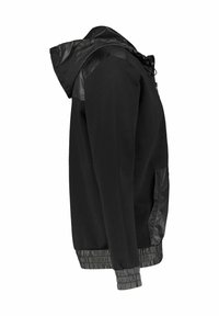 Chaqueta negra con capucha; presenta una mezcla de acabados mate y brillantes, mangas elásticas y un bolsillo lateral texturizado.
