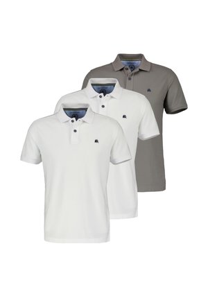 Drei kurzärmelige Poloshirts für Herren, zwei weiße und eines graues, jeweils mit einem kleinen marineblauen Logo auf der linken Brust und einem knöpfbaren Kragen.