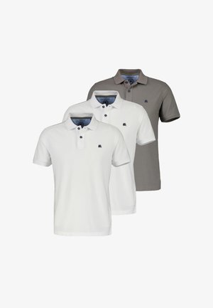 Trzy męskie polo z krótkim rękawem, dwa białe i jedno szare, każde z małym granatowym logo na lewej piersi i kołnierzykiem na guziki.